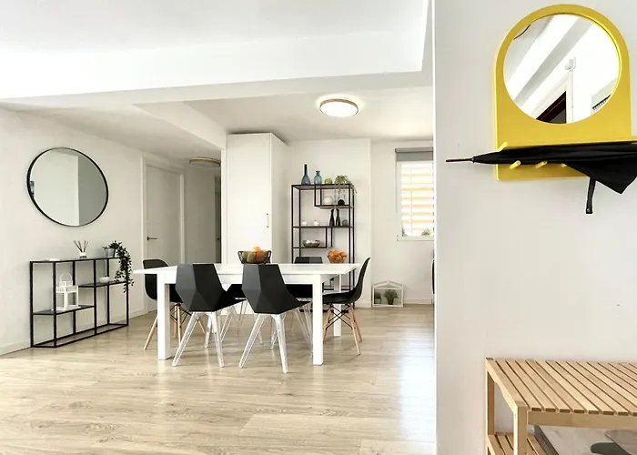 Spacious, Sunny Flat By City Of Arts & Sciences