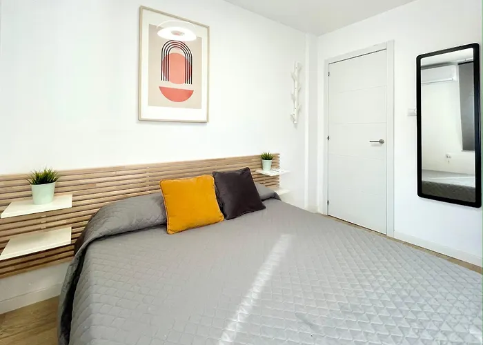 Spacious, Sunny Flat By City Of Arts & Sciences